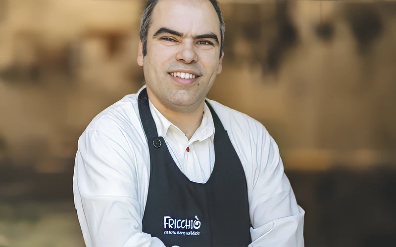 Il team Fricchiò in grembiule posa sorridente dietro un buffet allestito all'aperto con vista sul porto di Ancona